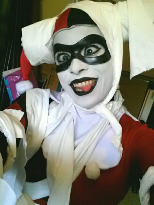 enasnivolzcosplay:  How dâ€™ya like my costume for Harleyween?? ;D    Wellâ€¦ puddin wouldnâ€™t let me leave our Ha-hacienda ta get a real Halloween costume cuz Bat breath is on the prowl. So I borrowed some toilet paper from the goons! Iâ€™M A MUMMY!!!