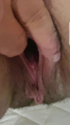 fetishkingqueen:  my wife Nice hairy hole!!!!