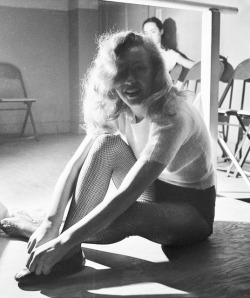 summers-in-hollywood: 22-year-old Marilyn Monroe taking dance