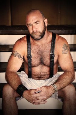 daddyhuntapp:    Sexy salt and pepper Daddy.  http://daddyhunt.com