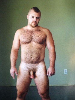 stocky-men-guys:  otterpaul:  Woofalicious  Big, strong and sexy