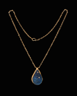 gemma-antiqua:Byzantine teardrop pendant of blue glass in a gold