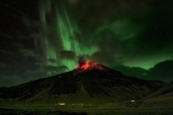 nubbsgalore:  aurora borealis over the april 2010 eruption of