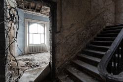 unclearable:  destroyed-and-abandoned:  An abandoned stairway