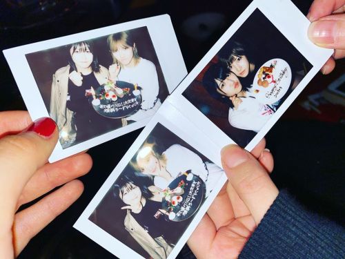 moezine:   @岡田奈々:  1年以上前のチェキと 今日のチェキ