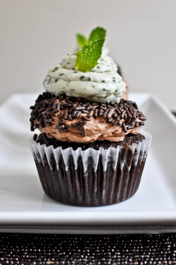 foody-goody:  Recipe: Milk Chocolate Cupcakes with Fresh Mint
