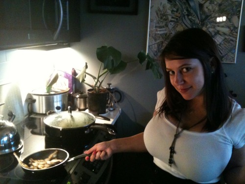 Amanda didn’t see why she couldn’t still cook dinner for her boyfriend just because he had been slipping her Bimbo Juice. I mean, she was the one too stupid to notice how big her tits were getting and how much more horny she was getting. In