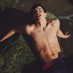 cuteguyscollectionblog:  Hayes Grier | Shirtless | Rock | Hot