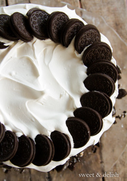 sweetoothgirl:  Cookies n’ Cream Ice Cream Cake   