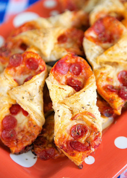 fo0o0odandcats:  Pepperoni Pizza Puff Pasty Puffs. 