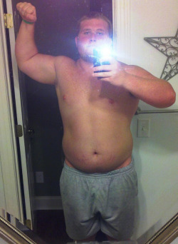 bigbeefydevils:  big blonde hunk in the mirror 