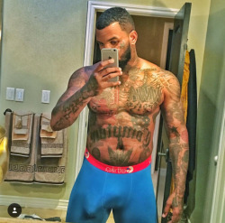 celebpenis: Rapper - The Game letting us see his bulge  Full