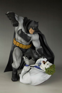 xombiedirge:  The Dark Knight Returns: Batman Vs. Joker ArtFX