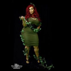 @dmtsweetpoison  as poison Ivy #plussizemodel #cosplay #latina