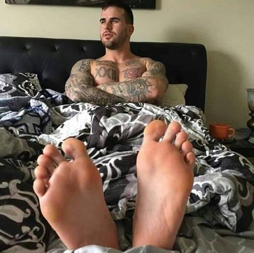 whitemalefeet:Hot tattooed stud with big feet ;) great feet