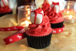gastrogirl:  cupcakes with mulled wine and marzipan gifts. 