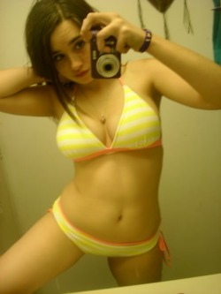 bol:  (via Sexy selfie in bikini showing off smooth, smooth skin