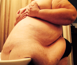 threesmorefun:  virgofun134:  In sink.  That’s a glorious belly.