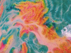 bxtterbunni:  my bath looks like it’s been tie dyed  💖 