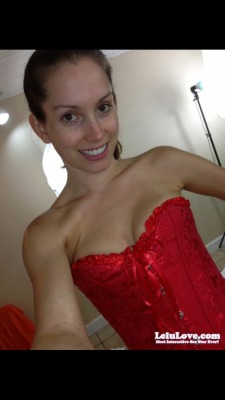 My shiny red #corset hope I can find a new pink one… ;)