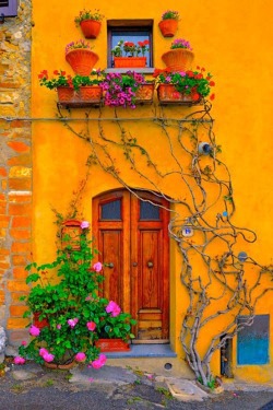 Colour your world (doorway in Tuscany)