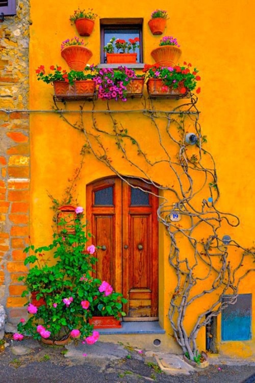 Colour your world (doorway in Tuscany)