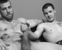 fistfullocock: seryo-222:  Te gusta? Así se siente un verdadero