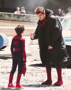 clayappuzzo:  Andrew and a mini Spider-Man on the set of The Amazing Spider-Man 2 (May 26) 