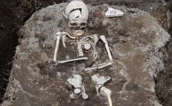 sixpenceee:  A “vampire grave” in Bulgaria holds a skeleton