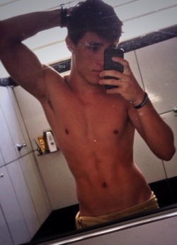 jaygordon1981:  Hot freshman in towel dorm selfie - Check my