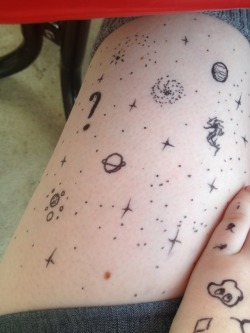 aliensprout:  space + flower doodles on me legs 