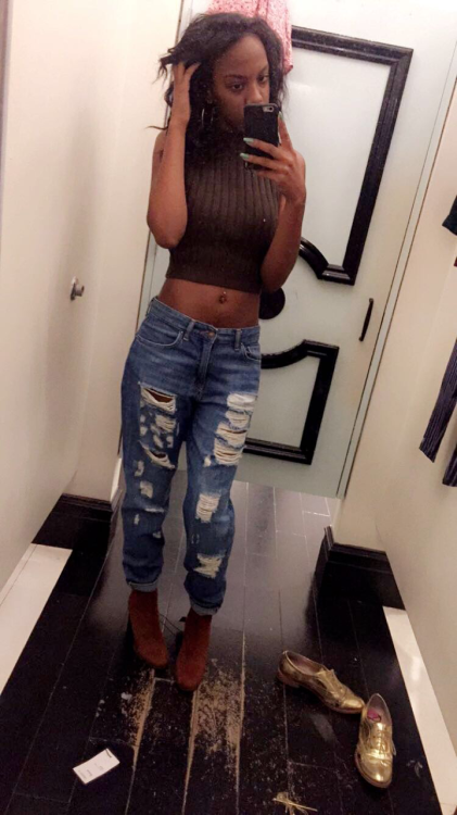 lonivsmarie:  Forever 21 dressing rooms are my favðŸ’˜