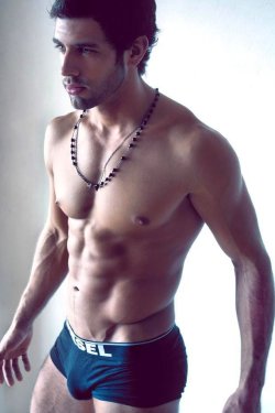 undie-fan-99:  You just wanna grab his necklaces and bring in