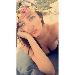 Flower power on the beach 🌸 #chillin #nomakeup #holidays #goodtimes