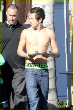 celebsaggers:  Austin Mahone Sagging Neon Green Boxers More Pictures: