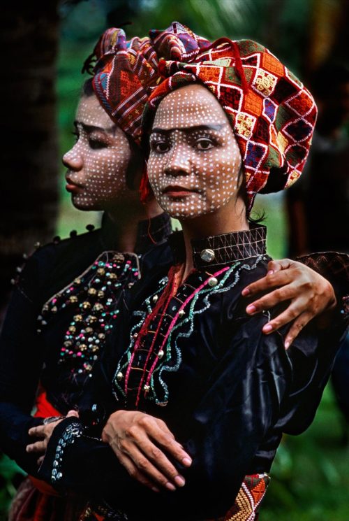 asylum-art:  Steve McCurry presents 150 photos for â€˜oltre lo sguardoâ€™ at villa reale di monzaOltre lo Sguardo site infilling the spacious rooms andÂ neoclassically-decorated corridors at the exquisiteÂ villa reale di monza in italy areÂ large-format