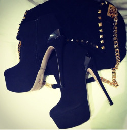 party-in-louboutins:  www.party-in-louboutins.tumblr.com 