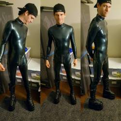 spencerkayne666: Finally! Some much needed tight suit therapy,