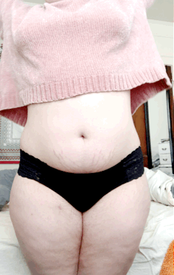 delusionsandfantasies:good morning from my hips and tummy 🌞