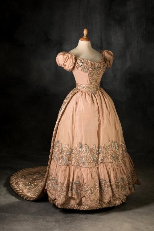 fripperiesandfobs:Court dress of the Duchesse de Berry ca. 1828From