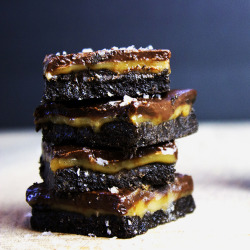 foodffs:  Five ingredients (No-Bake) Salted Caramel & Chocolate