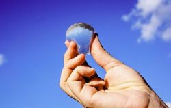 daily-meme:These Edible Water Bubbles Might Replace Plastic Bottles