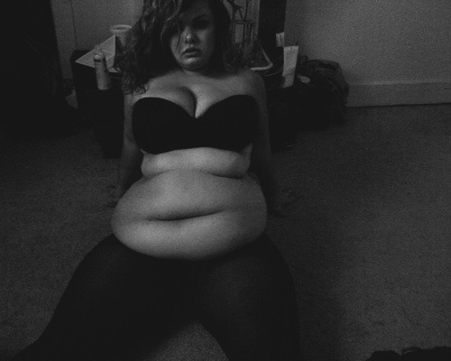 cl6672:  kink-link:  sexybellygirls:  I want that belly <3  Same *drools*  just wanna *poke* the big fat belly ;) 
