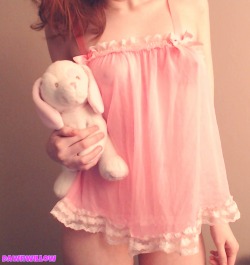 skitty-little-kitty:  daddy-princess:  Pink nighties do things