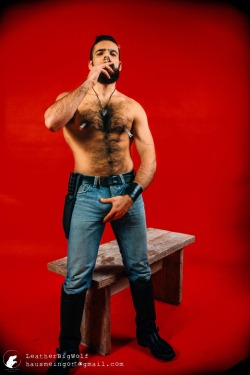 leather-big-wolf:Come enjoy a smoke or two with Daddy. Let’s