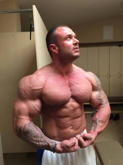 bodybuilers4worship:  jimbibearfan:  Great pose. Incredible muscles.