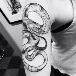 natalietattoos:Ouroboros today ❤🐍 #darkartists #ouroboros