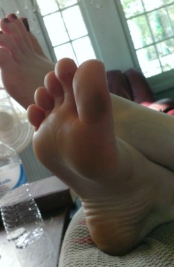 podophilliac-ii:  Women’s sexy feet up close.  I would love
