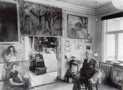 kay-mad-fer-it:  Edvard Munch surrounded by his paintings. 