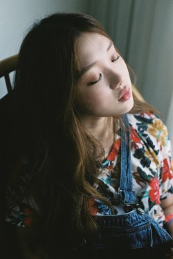 sungkyunglee-blog:  Lee Sung Kyung photographed by Shin Hye